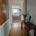 Sarreulysse De Standing Au Centre De