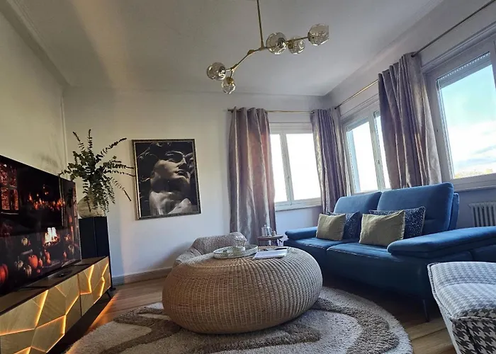 Sarreulysse De Standing Au Centre De